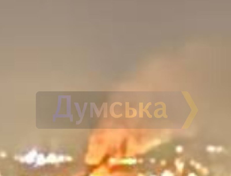 Incendio en Odesa tras explosiones, algunos informes sobre drones Shahed que impactaron en una casa residencial