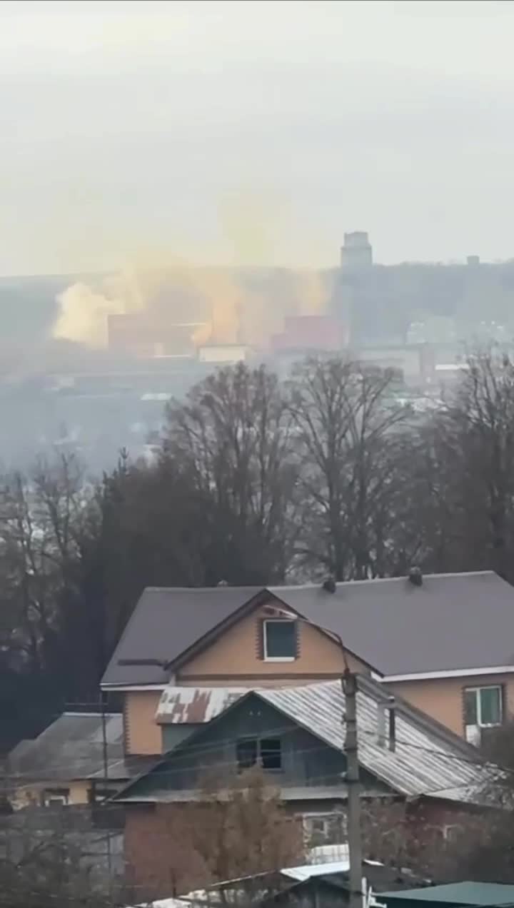 Des explosions secondaires ont été signalées dans l'usine chimique d'Aleksine, dans la région de Toula. Un nuage de fumée orange s'élève au-dessus de l'usine