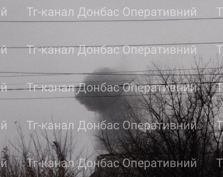 Дым поднимается после предполагаемого авиаудара в Ясногорке Донецкой области