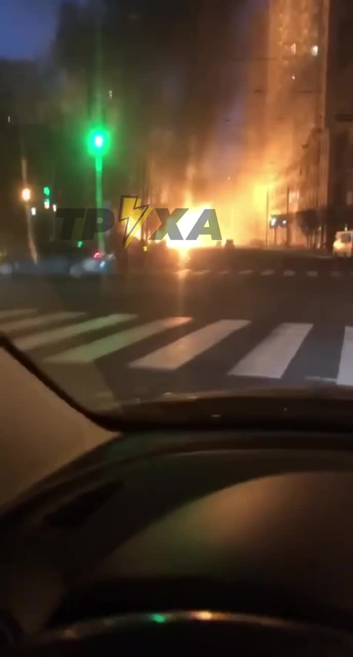 Auf den Straßen Kiews brennen Autos