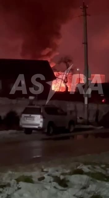 Un depósito de petróleo se incendió en Yartsevo, región de Smolensk, como resultado de un ataque con drones