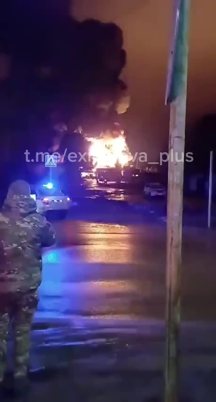 Brand im Öldepot in Lyudinovo, Kaluga infolge eines Drohnenangriffs