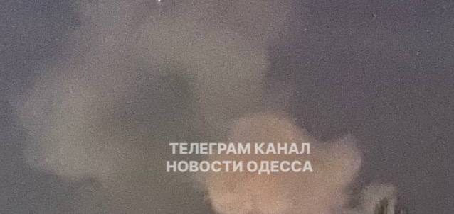 В Одесі здіймається дим, у кількох районах відключено світло