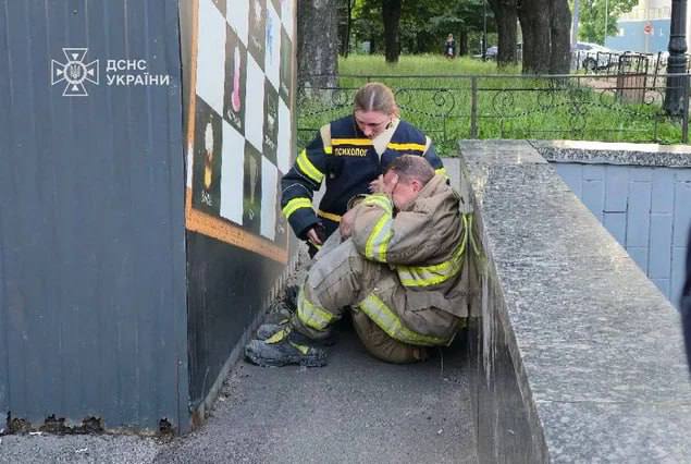 Rusların Kyiv'e düzenlediği saldırıda 3 kurtarma görevlisi öldü, 9 kişi yaralandı