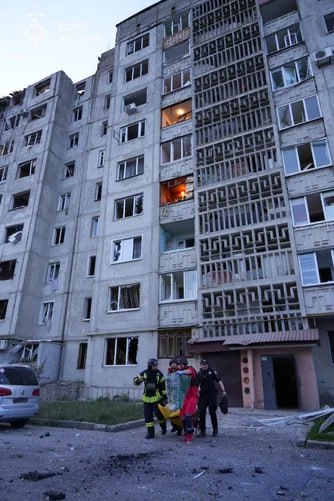 Lutsk'taki yaralı sayısı en az 16 kişiye yükseldi. Kurtarma ekipleri ve polis, hasarlı 9 katlı binadan 5 kişiyi ve birkaç evcil hayvanı tahliye etti. İnsanların hala enkaz altında mahsur kalmış olması muhtemel