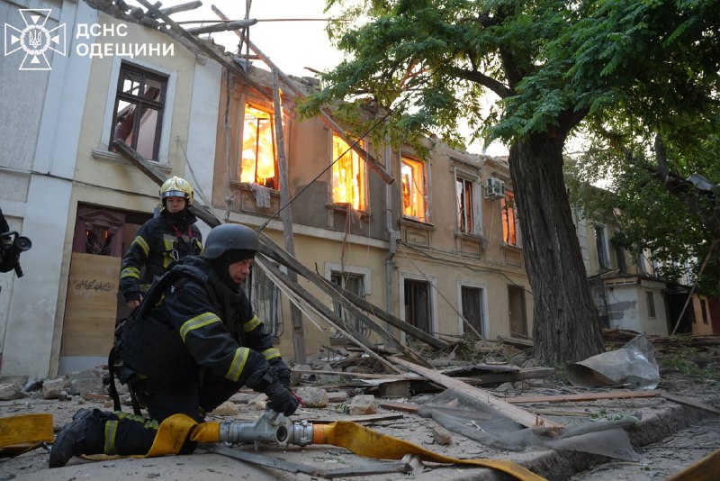 Щонайменше 13 людей отримали поранення внаслідок атаки російських безпілотників типу Шахед на житлову інфраструктуру в Одесі