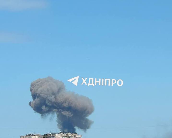 El humo se eleva en la ciudad de Dnipropetrovsk tras el ataque de un misil balístico.