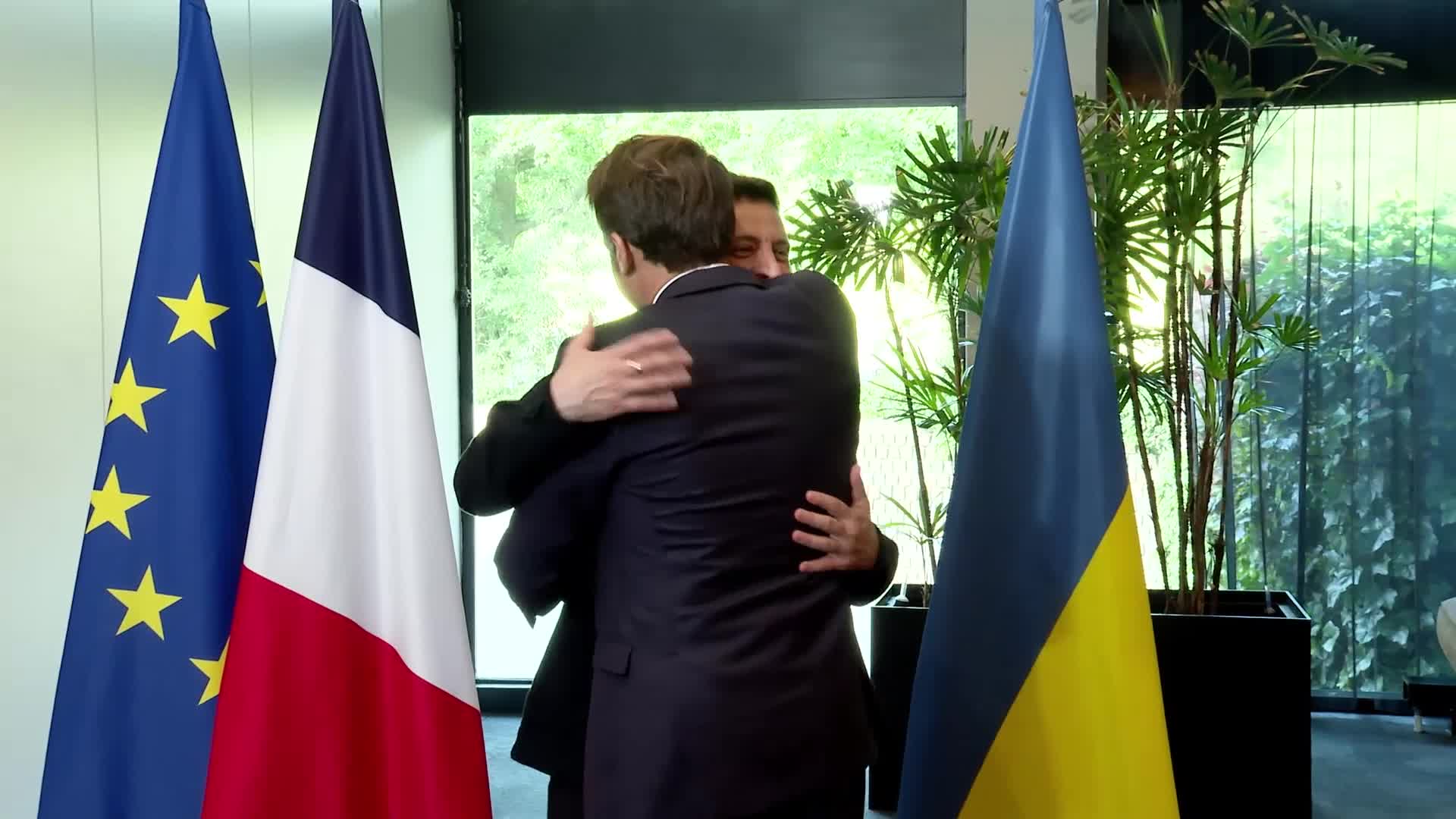 El presidente de Ucrania, Zelensky, se reunió con el presidente de Francia, Macron.