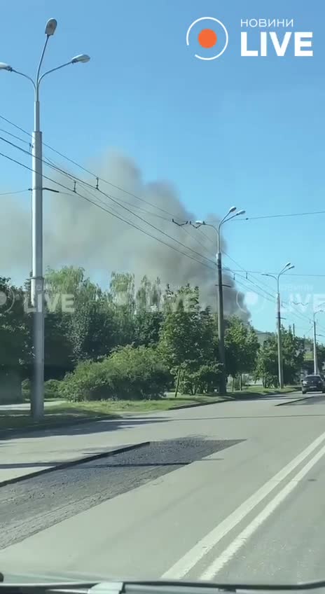 Над Полтавой поднимается дым после ударов беспилотников, сообщается, что целью был военкомат