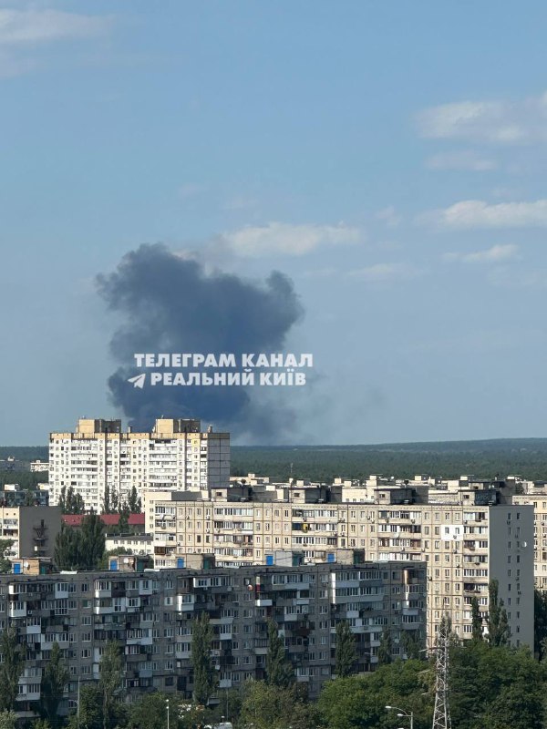 Un réservoir de carburant a explosé dans le quartier Desniansky de Kyiv, une épaisse fumée s'élevant du site