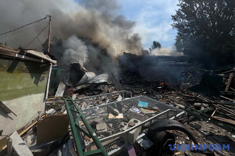 Внаслідок удару російських безпілотників у Запоріжжі поранено 8 людей