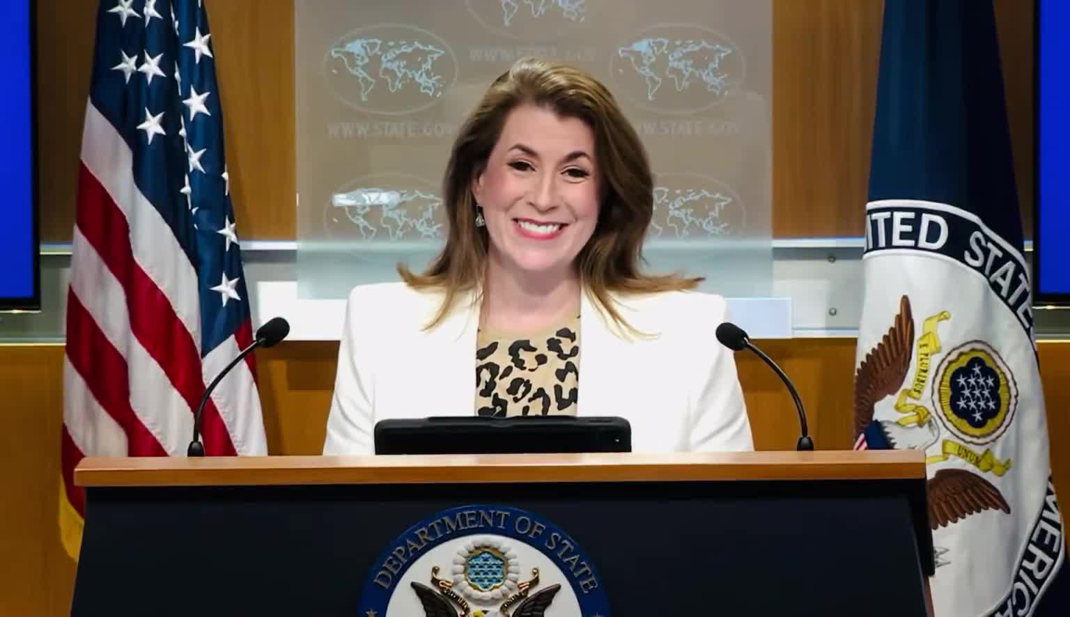 Les États-Unis affirment n'avoir jamais eu l'intention de cesser de soutenir l'Ukraine et qu'ils continueront de l'aider.  Nous avons été et restons le plus grand soutien de l'Ukraine, a déclaré la porte-parole du Département d'État.  Nous continuerons de l'aider, a-t-elle ajouté.