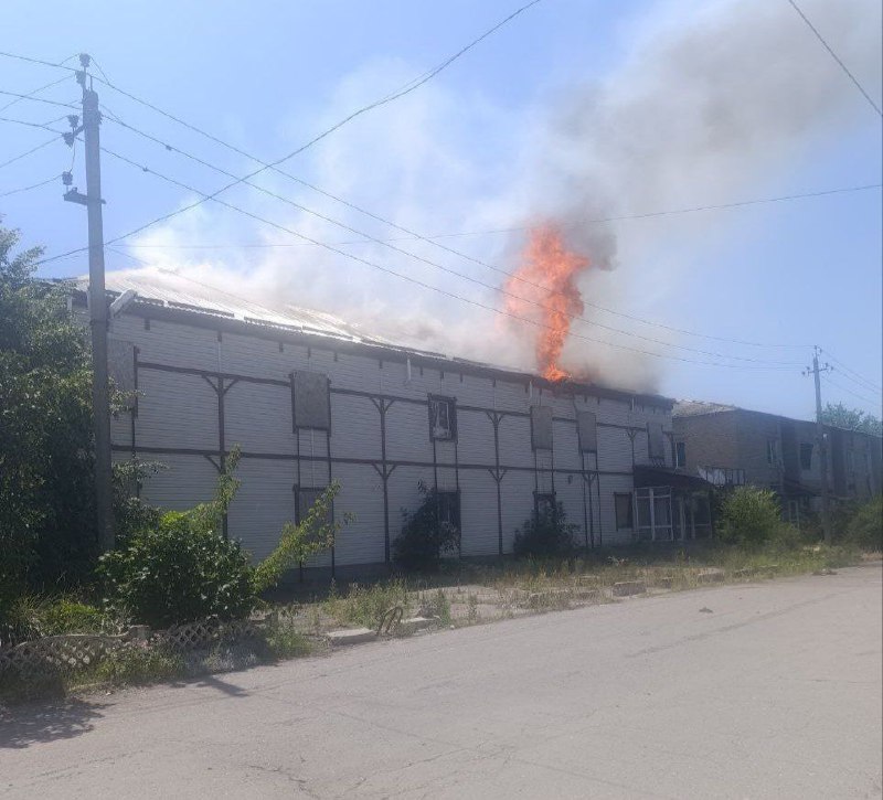 Un hôtel est en feu à Pokrovsk à la suite d'un bombardement russe
