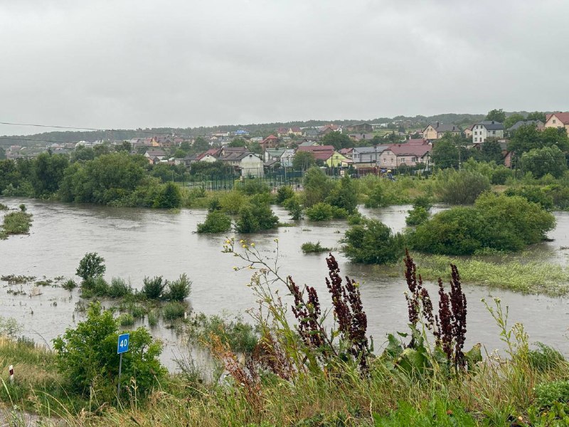 Inundaciones en el río Zubra en Lviv debido a fuertes lluvias
