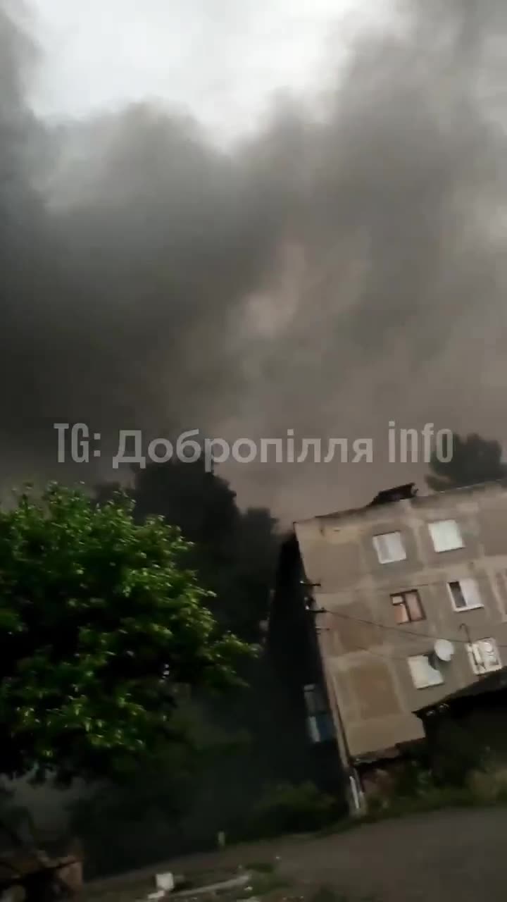 Incendios en Bilytske, en la región de Donetsk, como resultado de los bombardeos de hoy