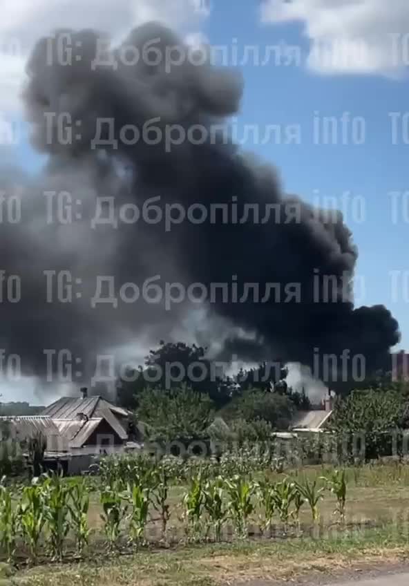 Une maison est en feu à Hannivka à la suite d'un bombardement