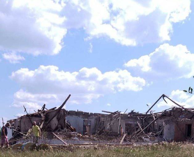 Une école a été détruite à la suite de frappes aériennes russes à Kramatorsk