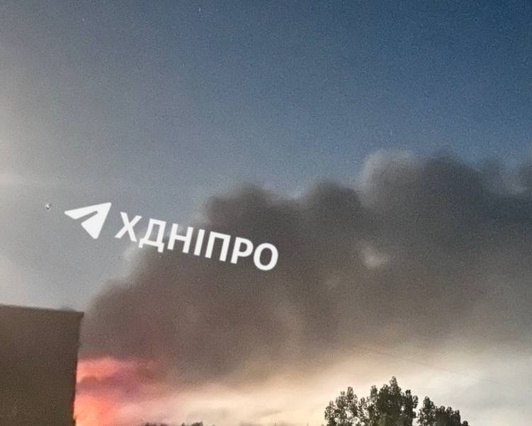 Велика пожежа у Дніпрі після кількох ударів дронів