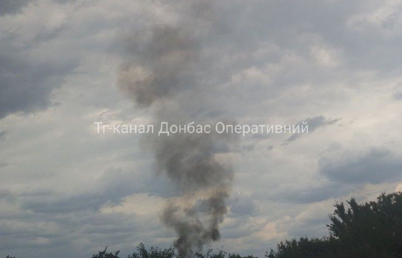Автомобіль горить після обстрілу на блокпосту в Краматорську