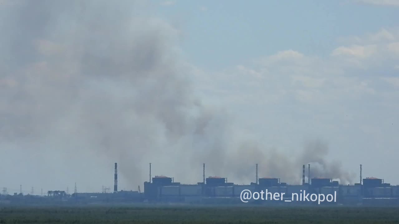 De la fumée s'élève près de la centrale électrique de Zaporijia en raison d'une panne de courant dans la partie occupée de la région de Zaporijia