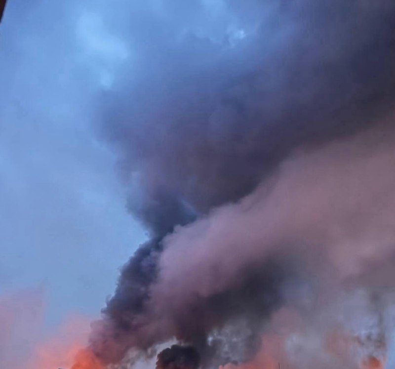 El humo se eleva sobre Kyiv como resultado del ataque combinado ruso.