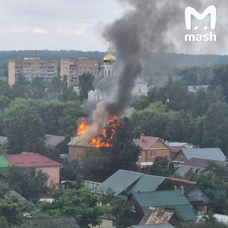 Una casa se incendió en Ivanteyevka, región de Moscú, cuando la defensa aérea derribó un dron sobre las casas.