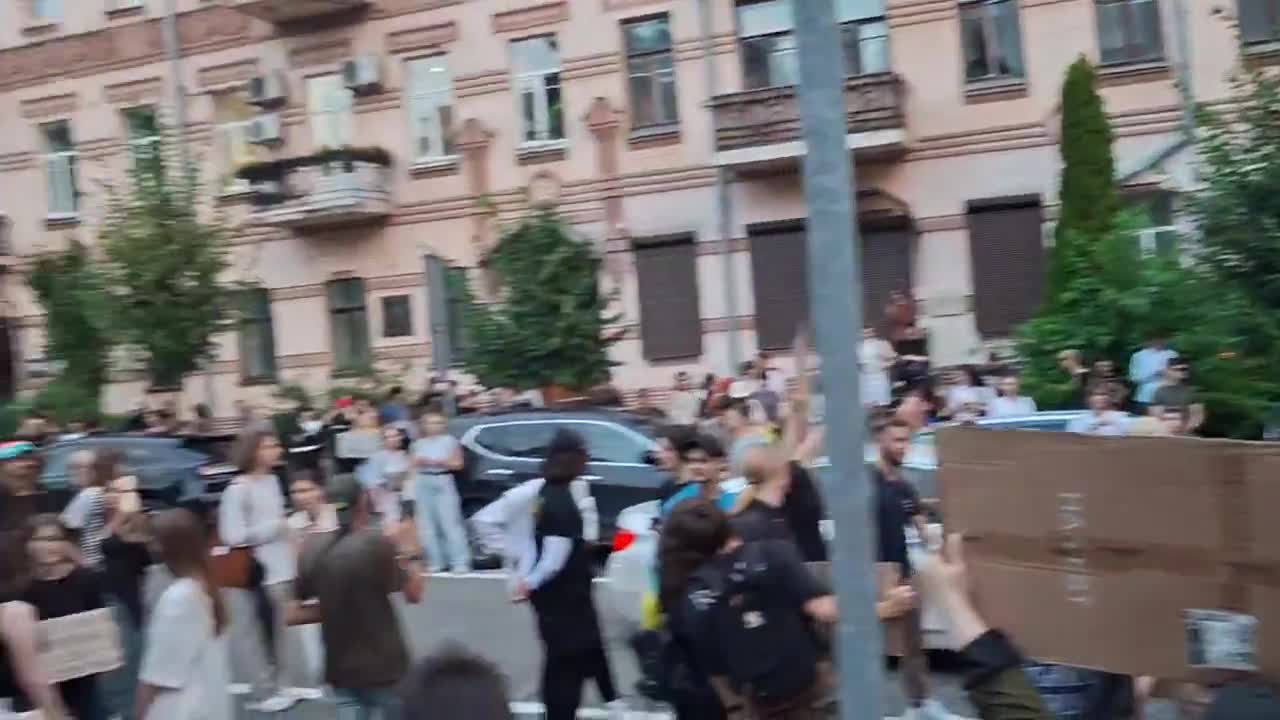 Manifestantes se congregaron en Kyiv contra la ley que limita la independencia de los organismos anticorrupción en Ucrania.
