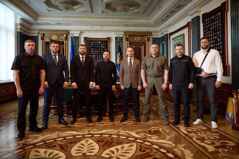Президент Зеленський: Я зібрав усіх керівників правоохоронних та антикорупційних органів, включаючи Генерального прокурора. Це була дуже потрібна зустріч, відкрита та корисна розмова, яка справді допомагає. У всіх нас є спільний ворог – російські окупанти, і захист Української держави вимагає достатньої сили правоохоронної та антикорупційної систем, а отже – справжнього почуття справедливості.