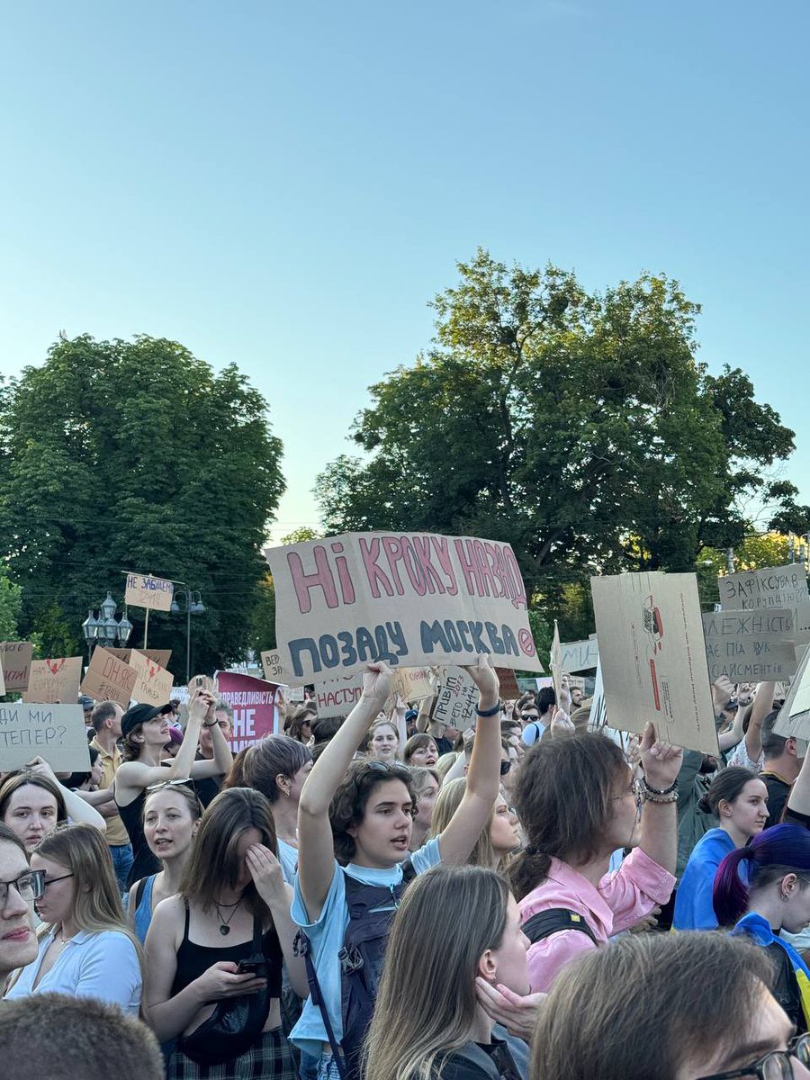 Також українці зібралися на протест в Ужгороді, Чернігові, Миколаєві, Кременчуці, Львові, Чернівцях, Тернополі, Одесі, Кривому Розі