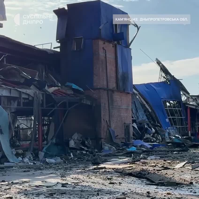 Великий торговий центр зруйновано внаслідок російського обстрілу в Кам'янському Дніпропетровської області
