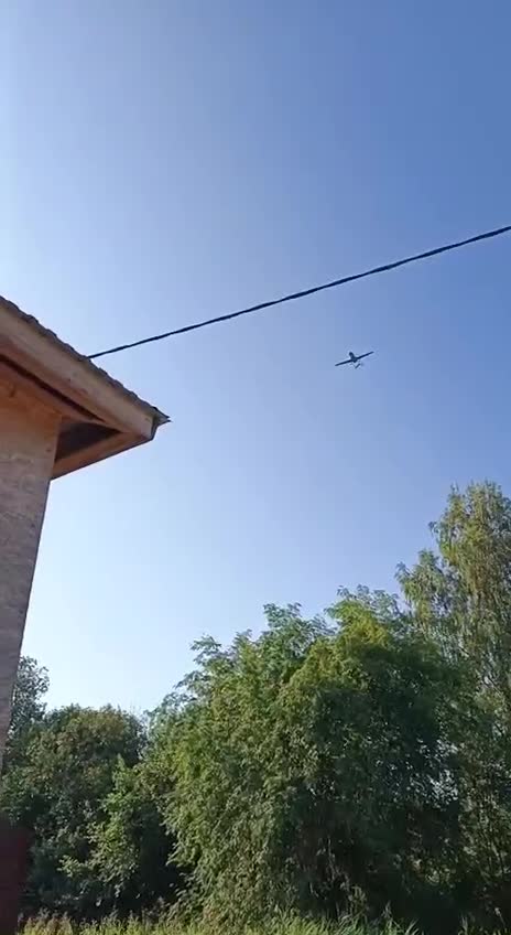 Повідомляється, що дрони літають над Ленінградською областю, аеропорт Пулково призупинив роботу