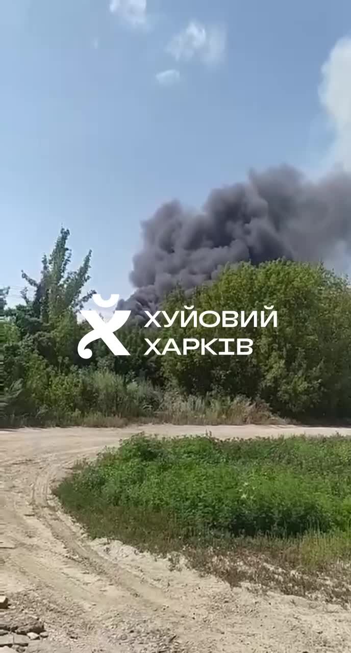 Humo se eleva tras una fuerte explosión en Járkov