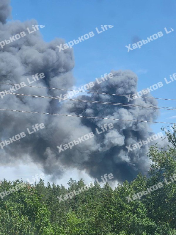 El humo se eleva cerca de Bezliudivka