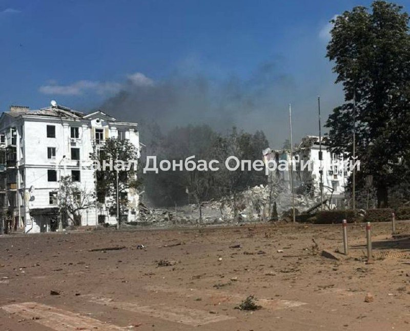 В результате авиаудара в Краматорске разрушен жилой дом