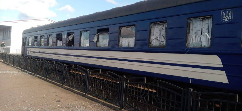El tren de pasajeros Járkov-Úzhgorod resultó dañado como resultado del ataque ruso en Sumy, sin víctimas.