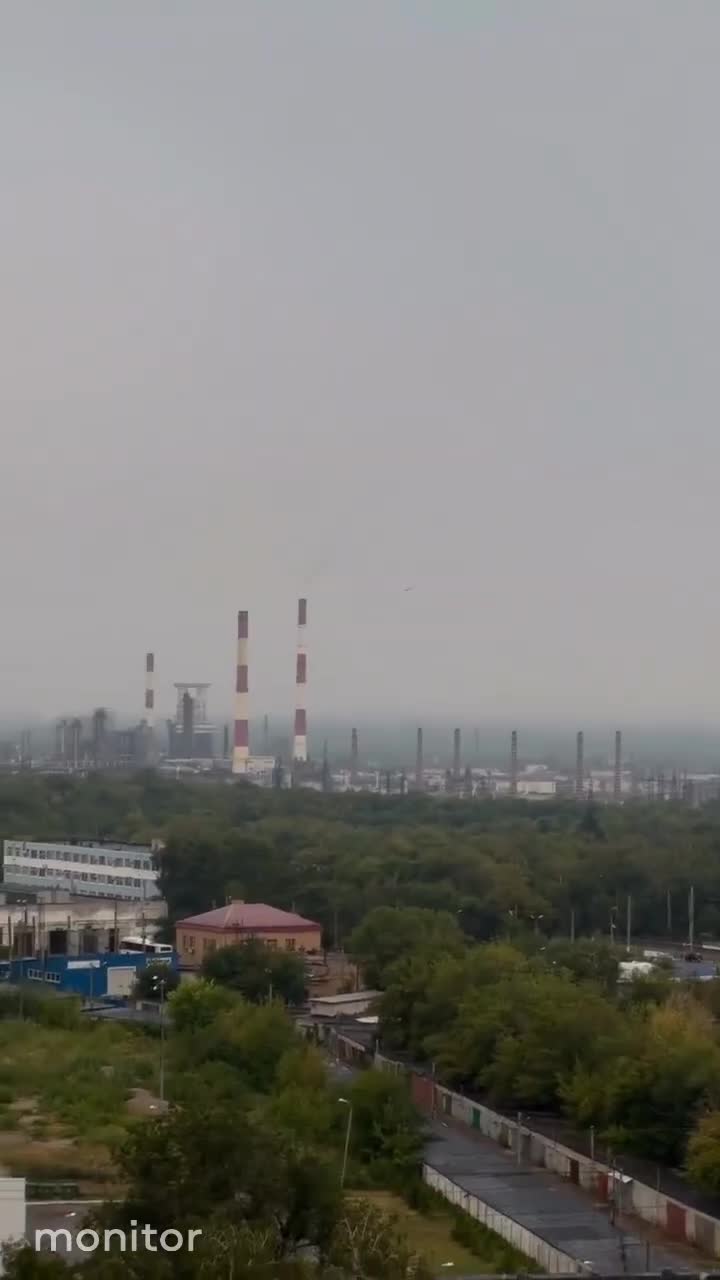 Drones atacaron una refinería de petróleo en Novokuubyshevsk, región de Samara.