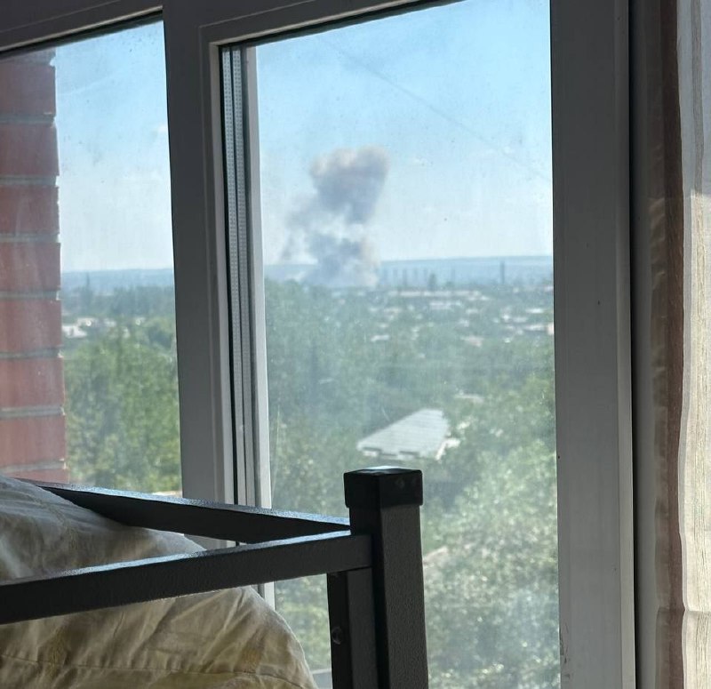 В Славянске после мощного взрыва поднимается дым