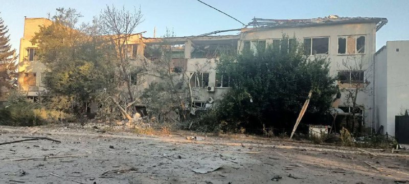 Сегодня утром в Константиновке в результате российского обстрела было разрушено здание областной газовой компании.