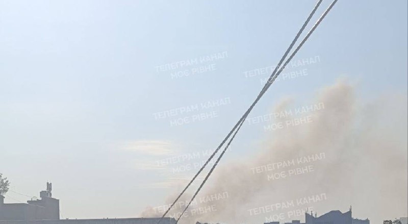 Rivne'de patlamanın ardından dumanlar yükseliyor