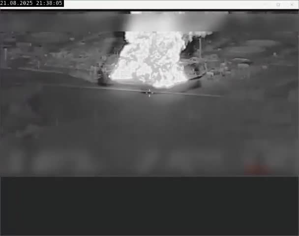Rusya'nın Bryansk bölgesindeki Unecha petrol pompalama istasyonu bu akşam @usf_army'nin @14reg_army'si tarafından tekrar hedef alındı.