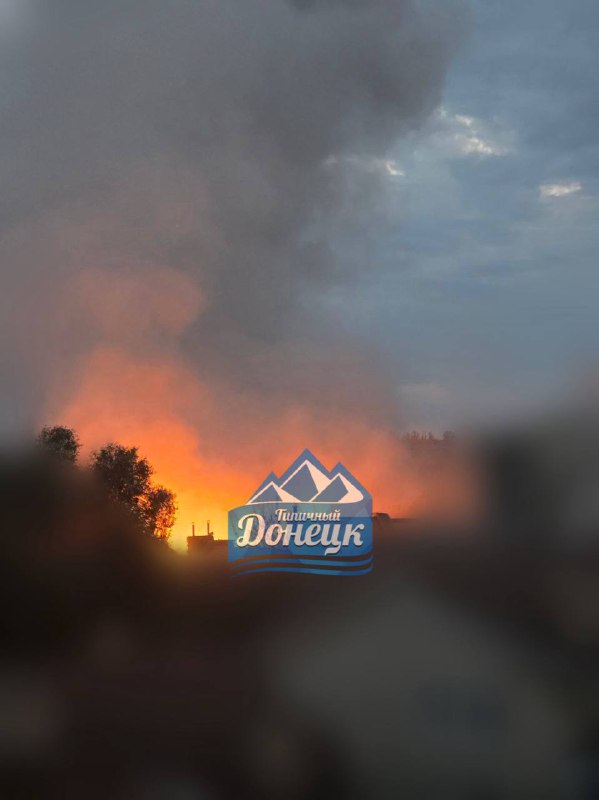 Donetsk'te füze saldırısı şüphesiyle büyük yangın çıktığı bildirildi