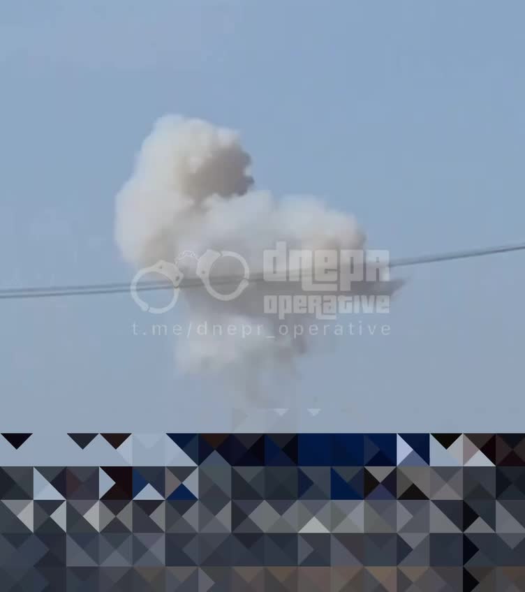 Rauch steigt nach mutmaßlichem Raketenangriff in der Stadt Dnipro auf