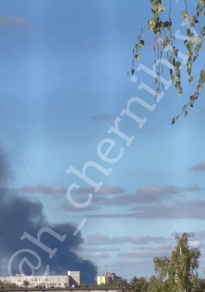 У Чернігові здіймається дим після сильних вибухів