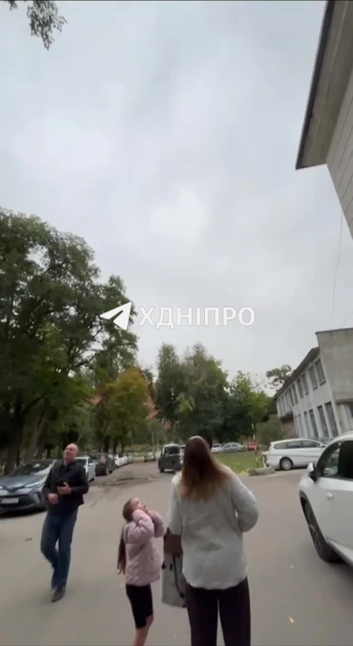 De violentes explosions ont été signalées à Dnipro. Des drones ont frappé le centre-ville.