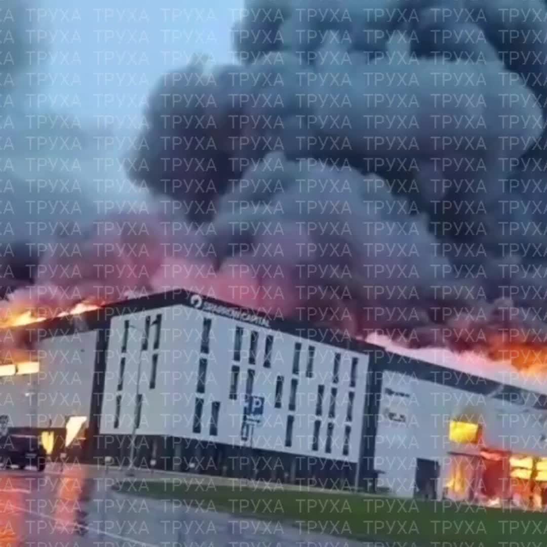 Der Industriepark Sparrow in Lwiw brennt nach einem russischen Angriff. „Eine zivile Anlage ohne militärische Komponente, sagt der Bürgermeister.