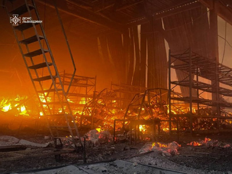 Selenskyj: In dieser Nacht wurde die Ukraine erneut von Russland angegriffen – mit mehr als 50 Raketen und rund 500 Kampfdrohnen. Es handelte sich um Marschflugkörper, Drohnen vom Typ Shahed und sogar Kinschal-Raketen. Die Regionen Lwiw, Iwano-Frankiwsk, Saporischschja, Tschernihiw, Sumy, Charkiw, Cherson, Odessa und Kirowohrad wurden angegriffen. Bisher wurden zehn Menschen verletzt und fünf getötet.