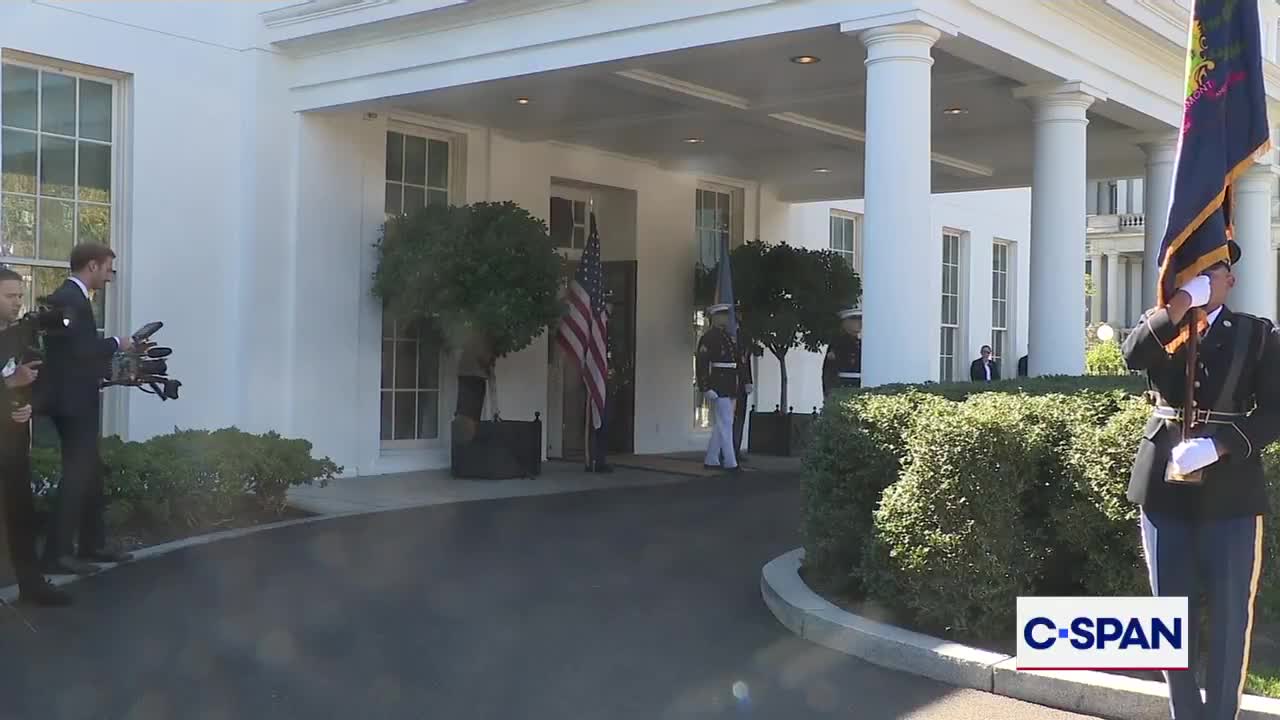 El presidente Trump da la bienvenida al presidente ucraniano Zelensky a la Casa Blanca.