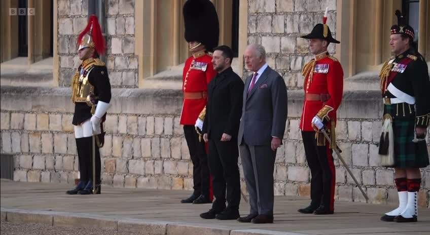 وصل فولوديمير زيلينسكي إلى لندن للقاء أكثر من 20 شريكًا في إطار ائتلاف الراغبين.