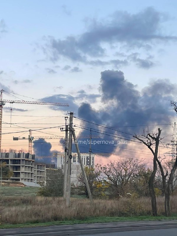 De la fumée s'élève du dépôt pétrolier près de Simferopol après des explosions.