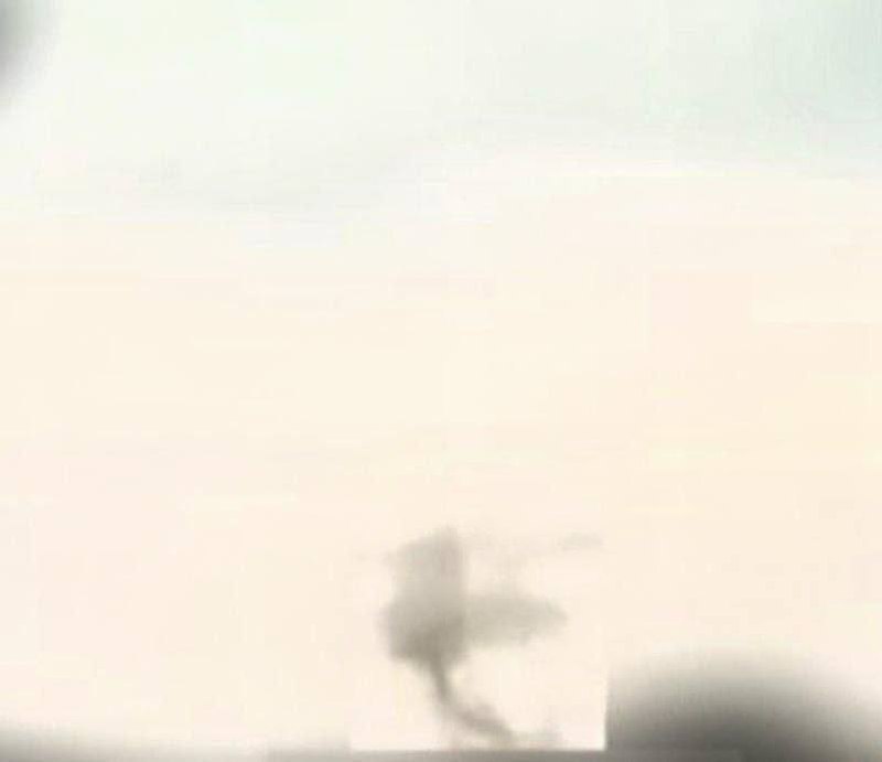 De la fumée s'élève après une frappe de missile présumée dans la ville de Dnipro